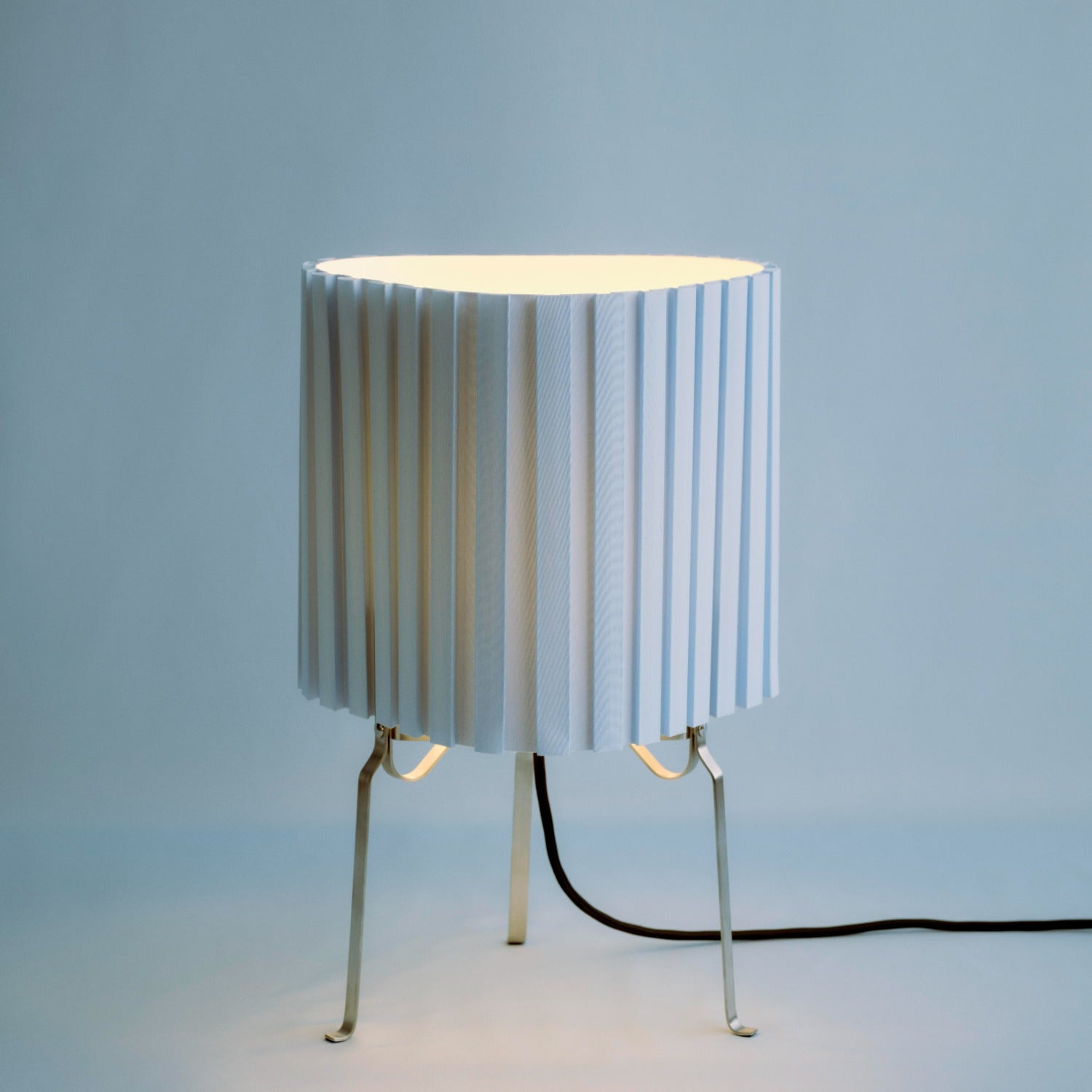 Canelé Table Lamp HAY blu tenue in ambiente