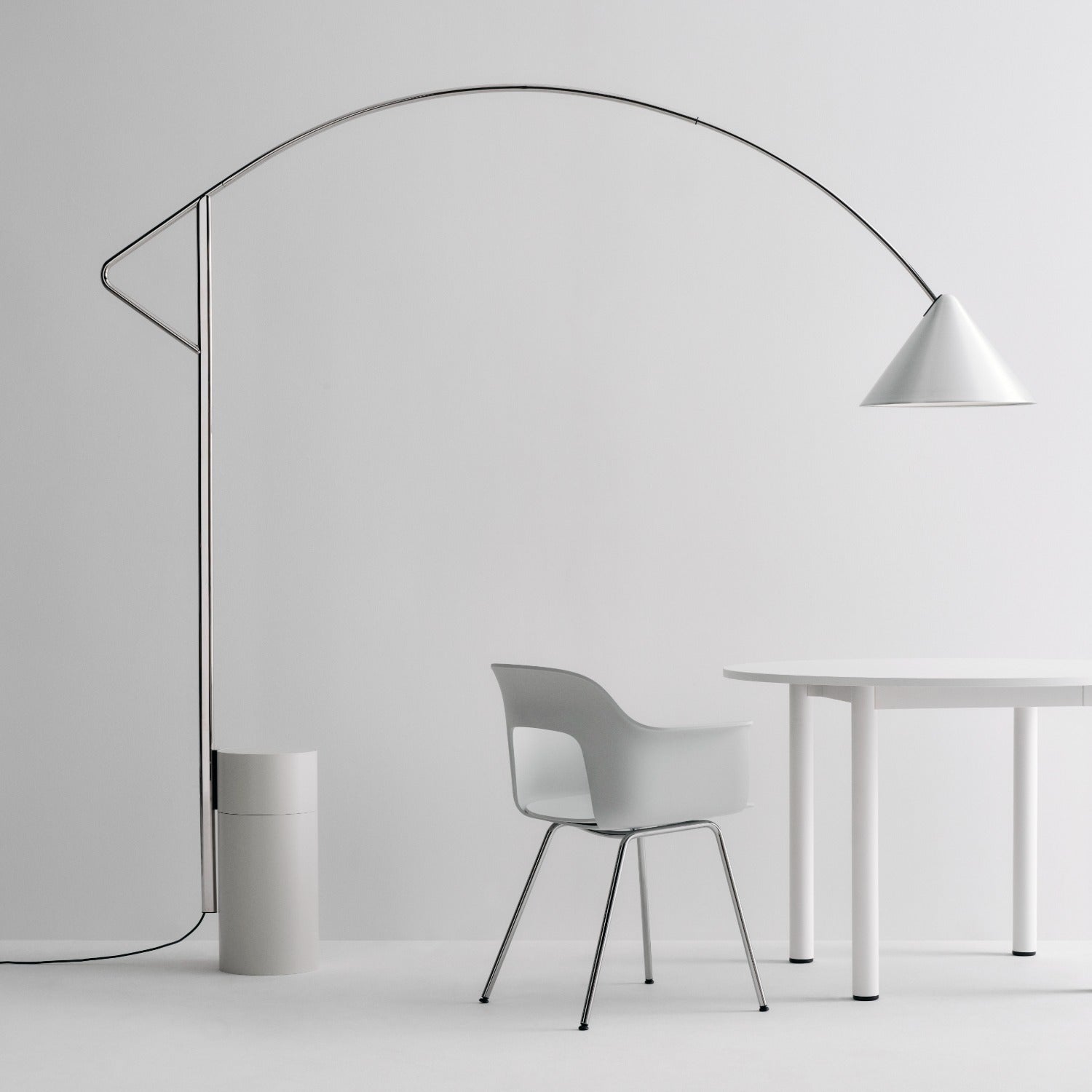 Compass Floor Lamp HAY sopra il tavolo