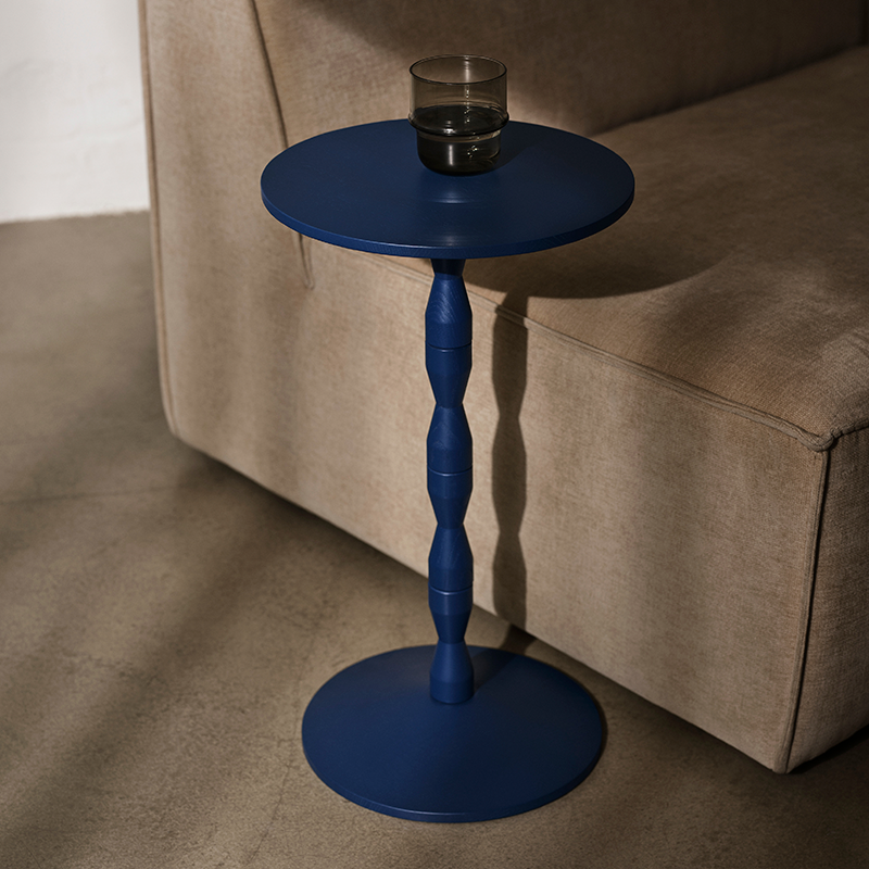 Pedestal table