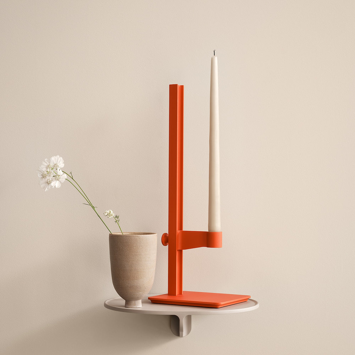 Museum Candle Holder STRING arancione, ambientato