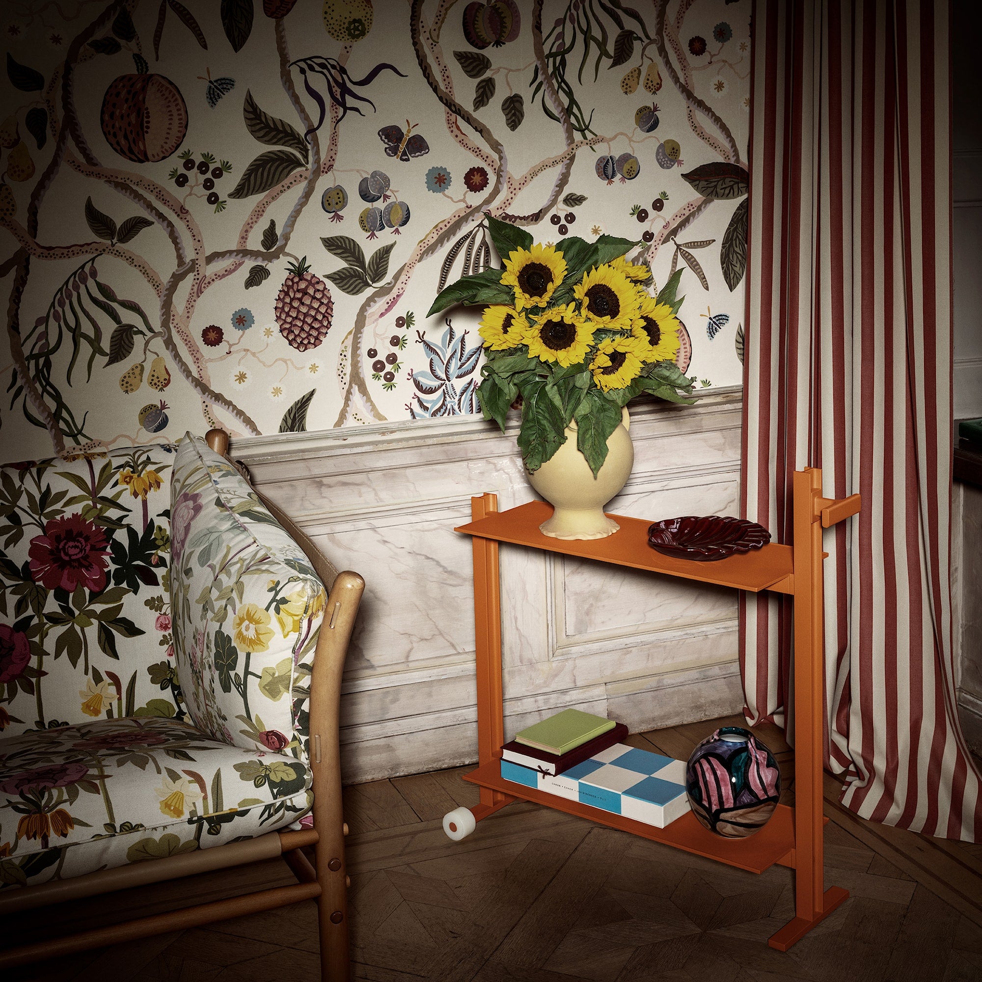 Museum Trolley STRING arancione in ambiente