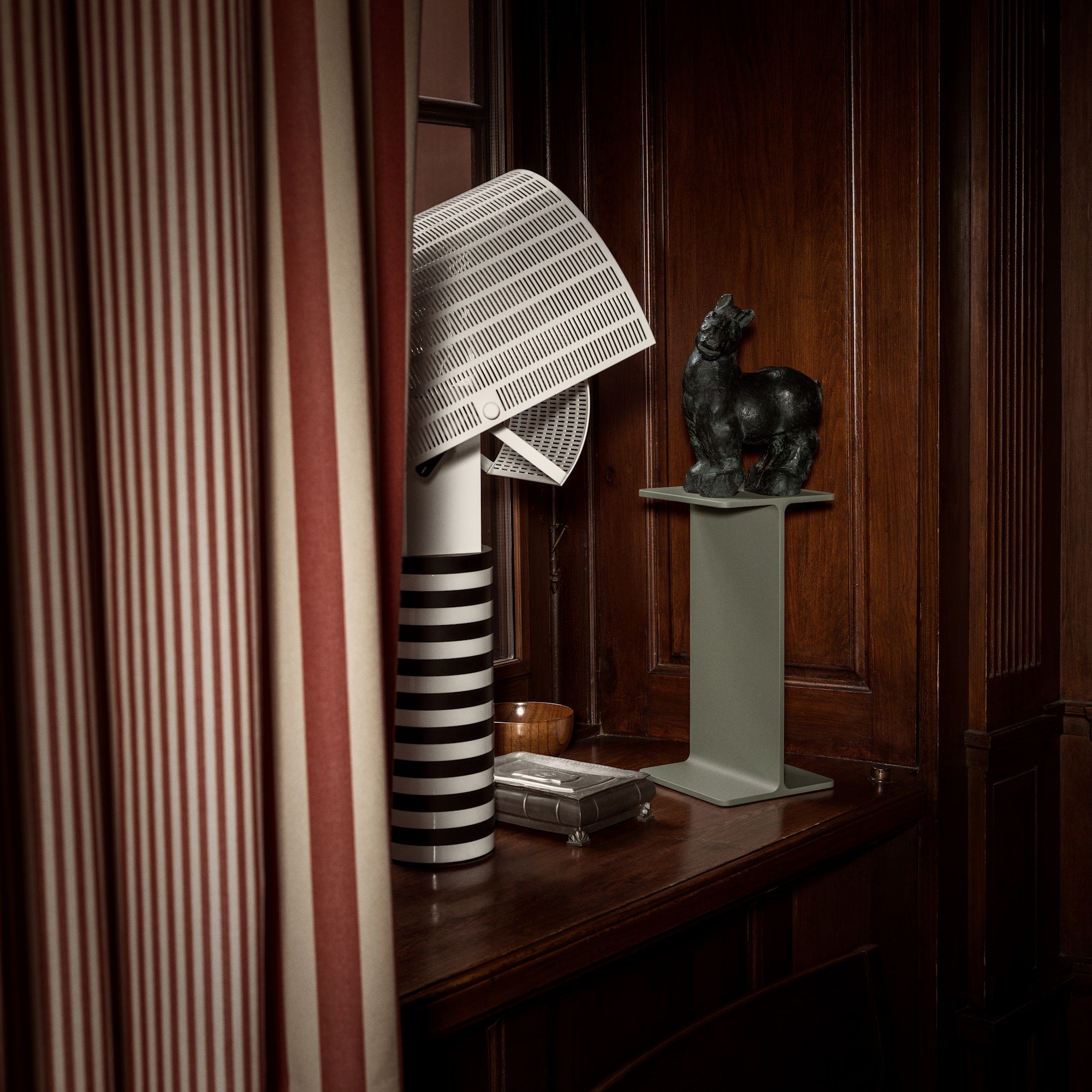Museum Pedestal STRING verde, ambientato