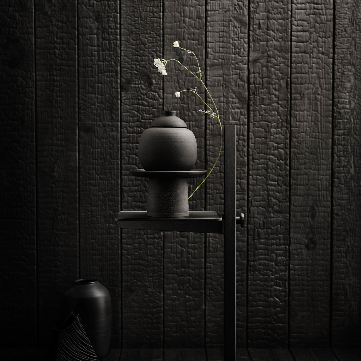 Museum Sidetable STRING nero, ambientato