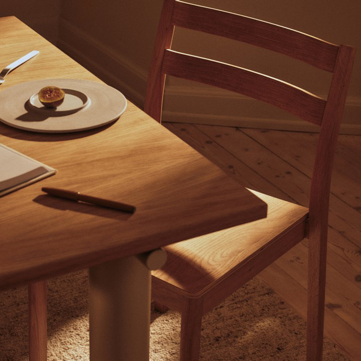 Atura dining table