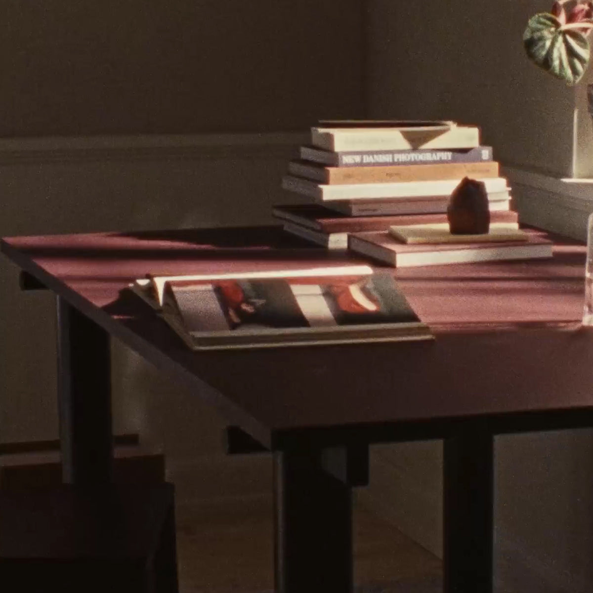 Atura dining table