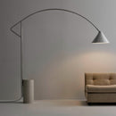 Compass Floor Lamp HAY accanto al divano