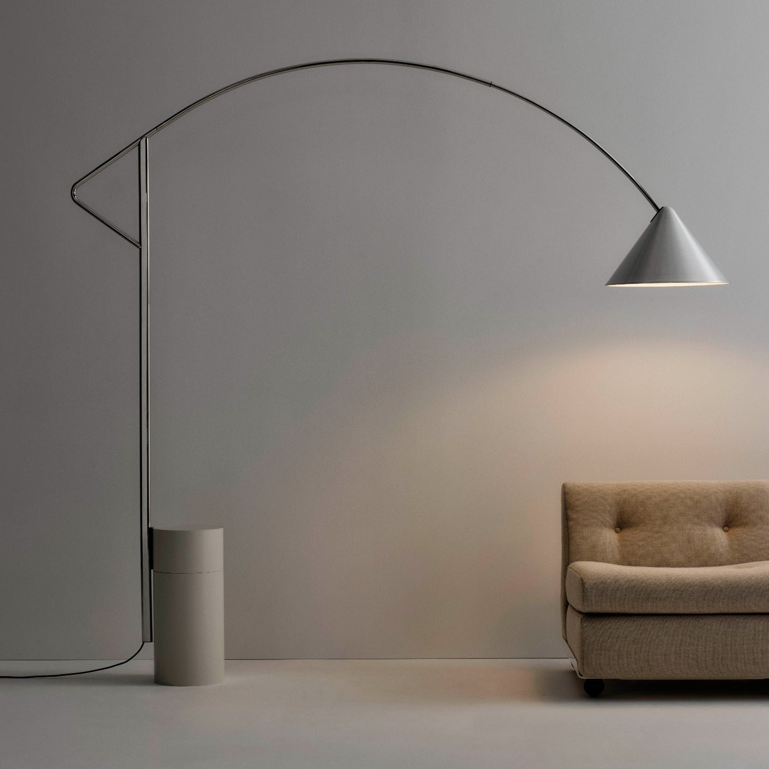 Compass Floor Lamp HAY accanto al divano