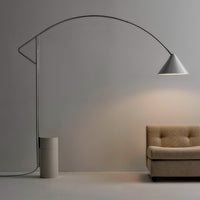 Compass Floor Lamp HAY accanto al divano