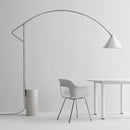 Compass Floor Lamp HAY sopra il tavolo