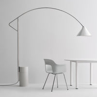 Compass Floor Lamp HAY sopra il tavolo