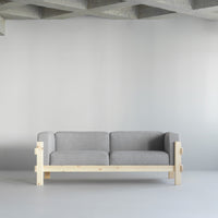 Kube Sofa 3 posti con telaio in pino in ambiente