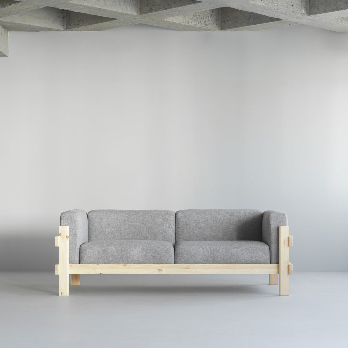 Kube Sofa 3 posti con telaio in pino in ambiente