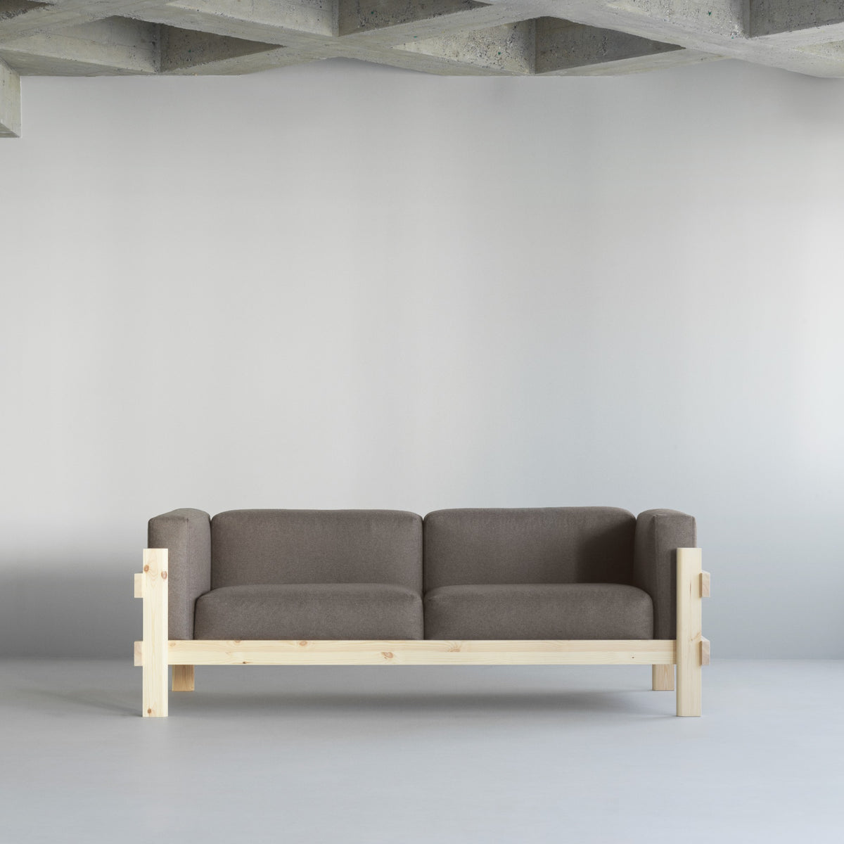 Kube Sofa 3 posti con telaio in pino, vista laterale in ambiente