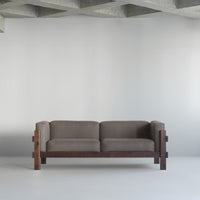 Kube Sofa 3 posti con telaio marrone scuro in ambiente