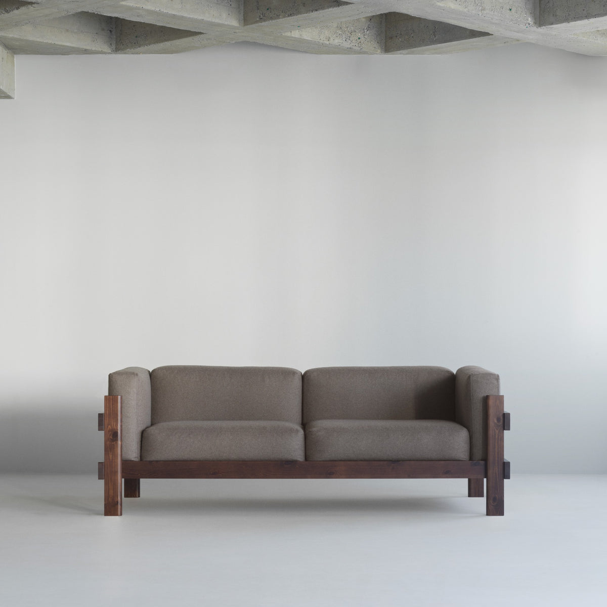 Kube Sofa 3 posti con telaio marrone scuro in ambiente