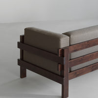Dettaglio del telaio marrone scuro del Kube Sofa