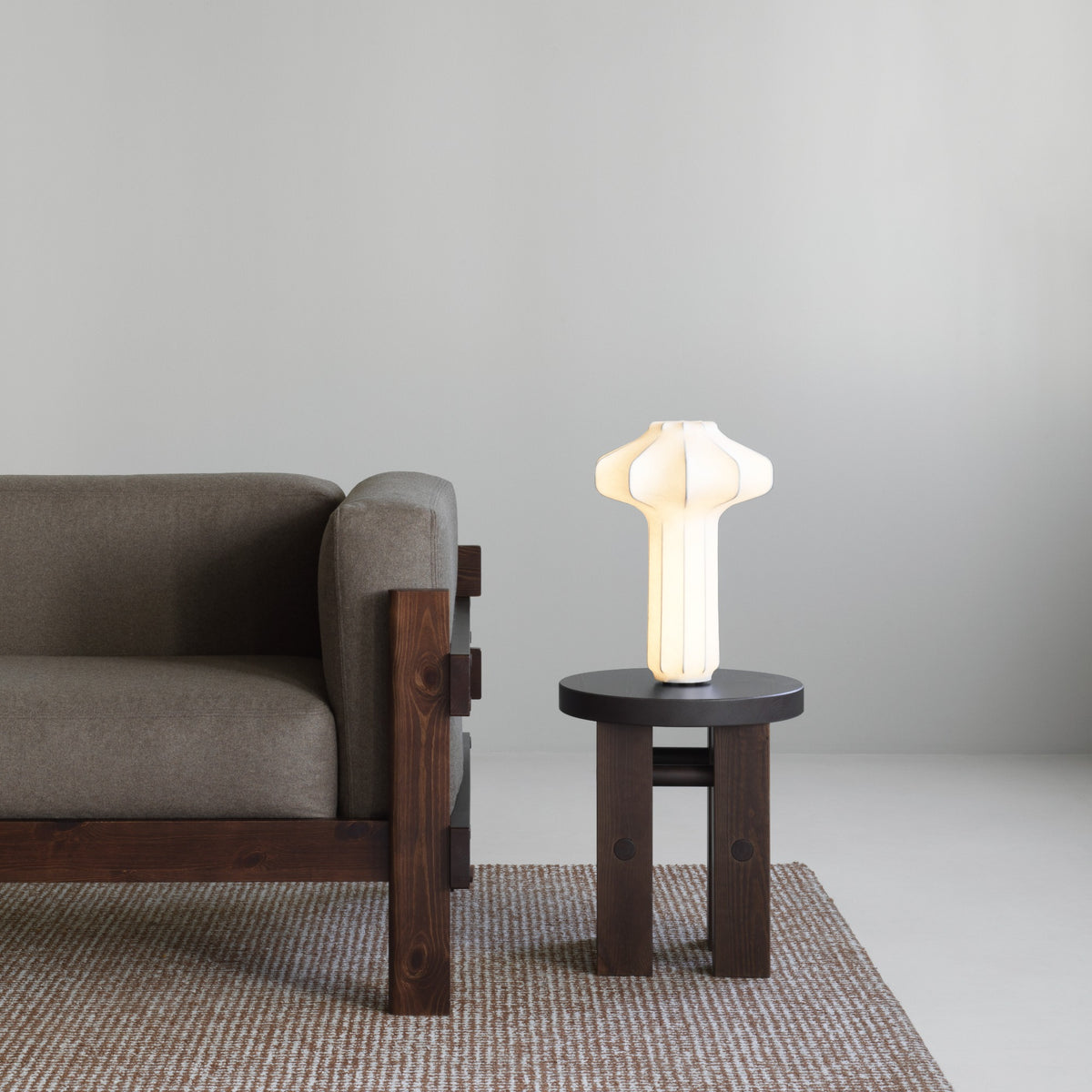 Kube Sofa 3 posti marrone scuro con tappeto e sgabello