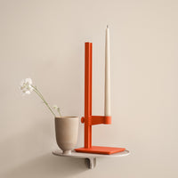 Museum Candle Holder STRING arancione, ambientato