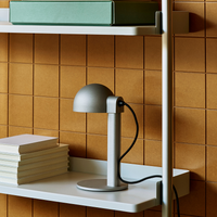 Posto Table Lamp HAY su libreria