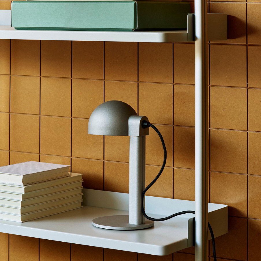Posto Table Lamp HAY su libreria