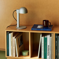 Posto Table Lamp HAY su libreria