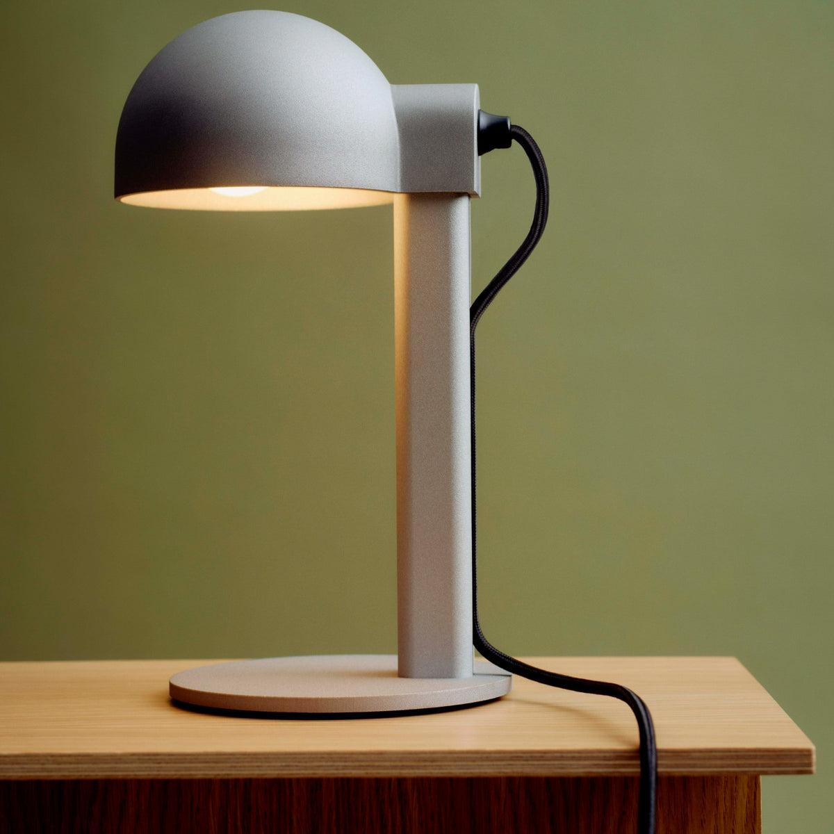 Posto Table Lamp HAY su scrivania