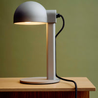 Posto Table Lamp HAY su scrivania