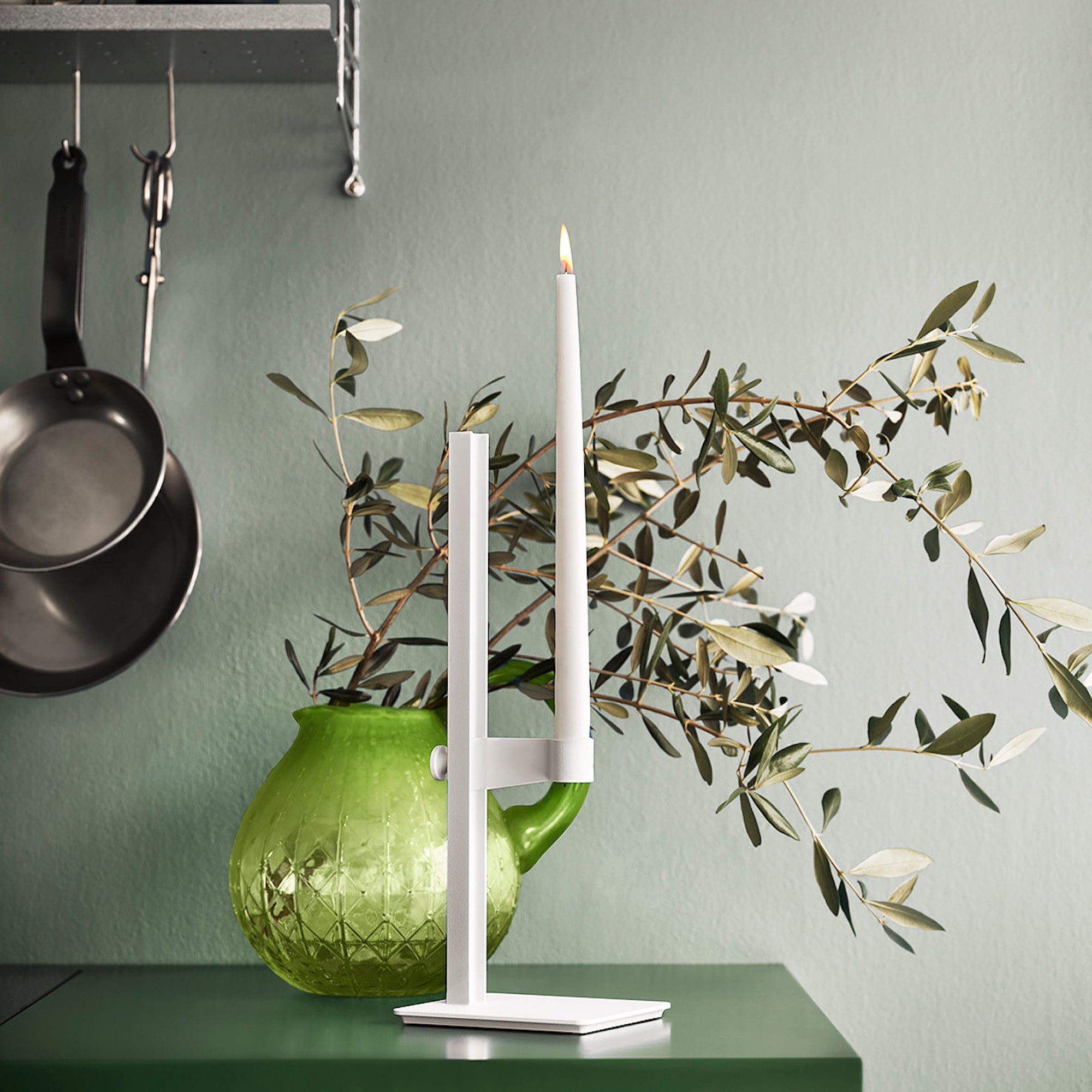 Museum Candle Holder STRING bianco, ambientato in cucina