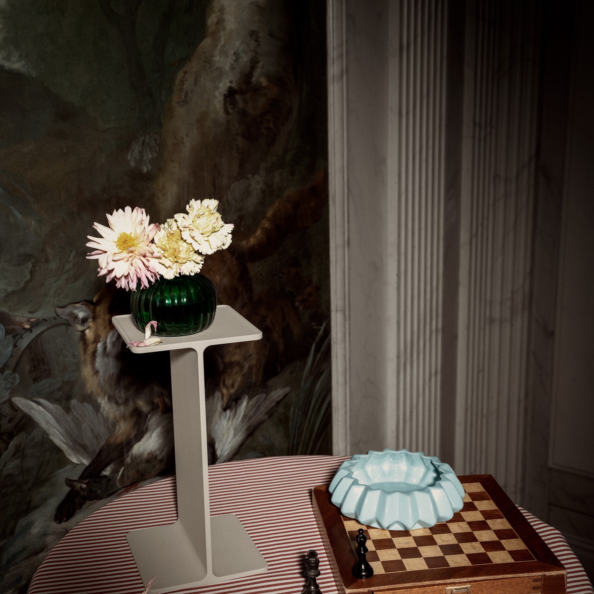 Museum Pedestal STRING beige, ambientato