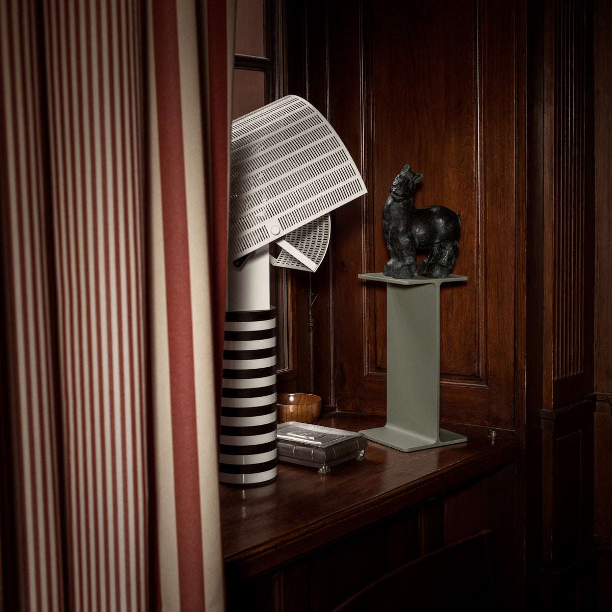 Museum Pedestal STRING verde, ambientato