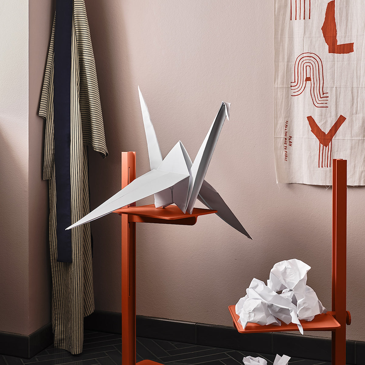 Museum Sidetable STRING arancione, ambientato