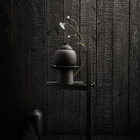 Museum Sidetable STRING nero, ambientato